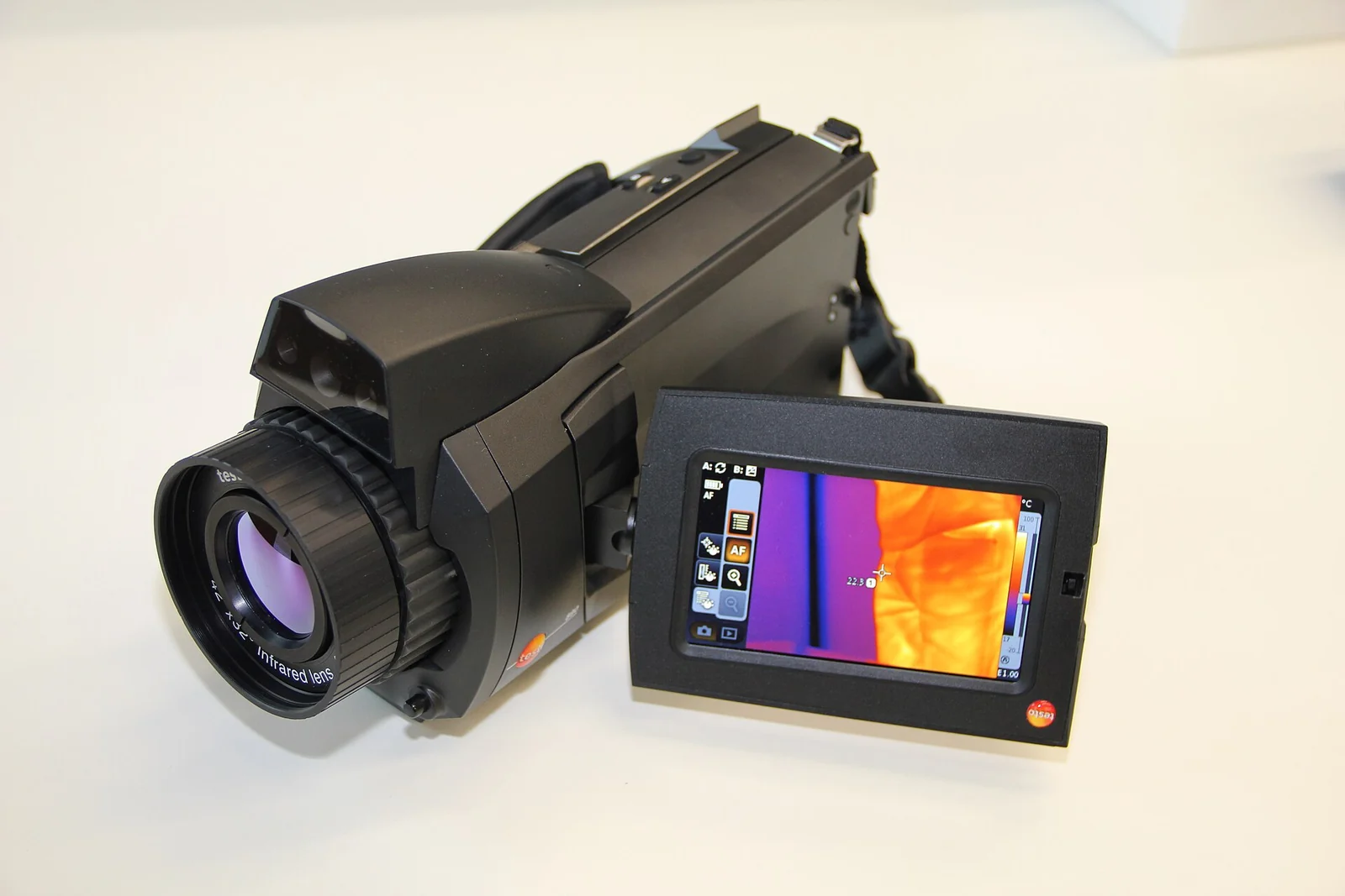 Caméra thermique avec son écran orientable.